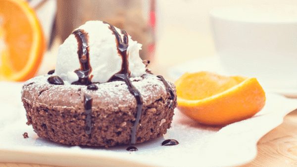 Volcán de chocolate con helado, polvo de naranjas y pimienta blanca